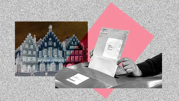 Collage aus einem Bild vom Frankfurter Römer (im Stil eines Negatives), einer rosafarbenen rechteckigen, schräggestellten Fläche und einem Cutout, das Hände zeigt, die einen Briefwahlumschlag in eine Wahlurne stecken. Alles auf einem schwar-weiß gesprenkelten Hintergrund