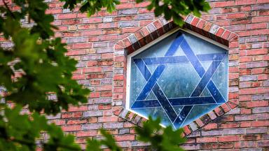 Der Davidstern ist in einem Fenster der Synagoge zu sehen.