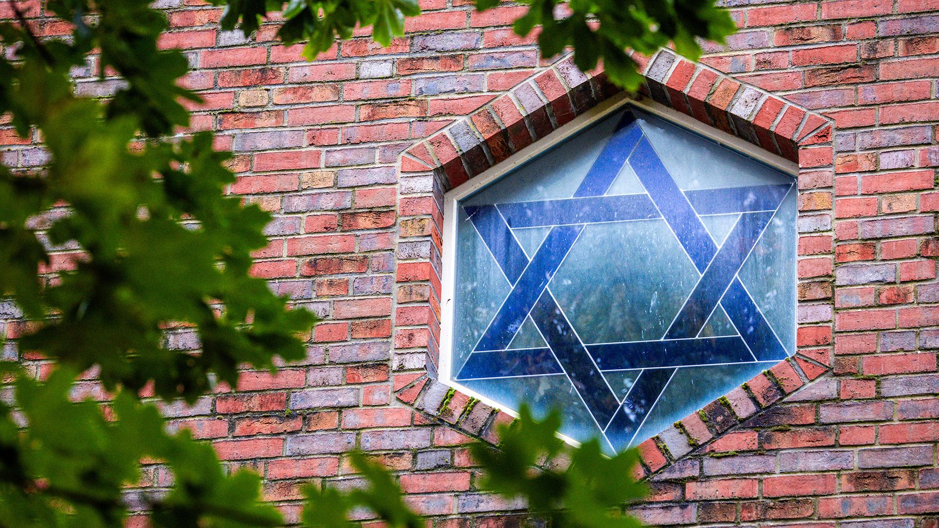 Der Davidstern ist in einem Fenster der Synagoge zu sehen. | dpa
