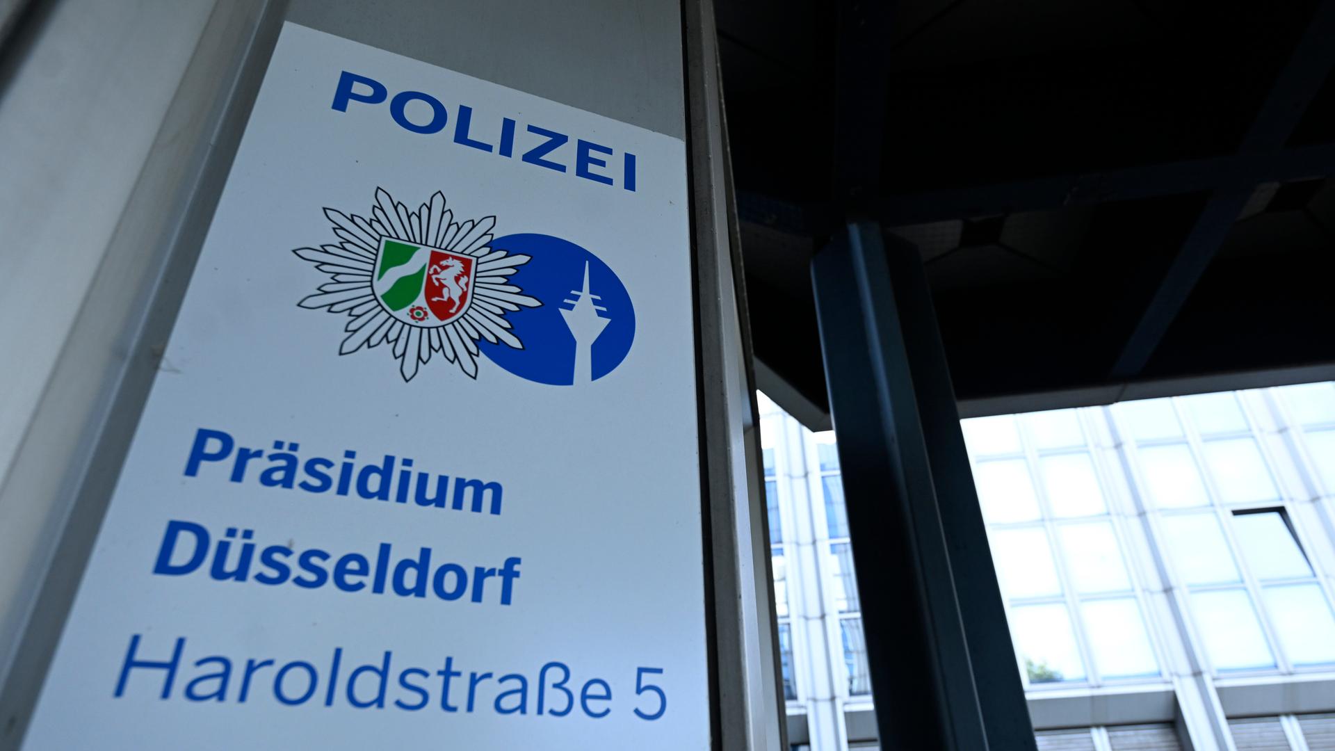 Ein Schild vor dem Polizeipräsidium in Düsseldorf. | picture alliance/dpa/Roberto Pfeil