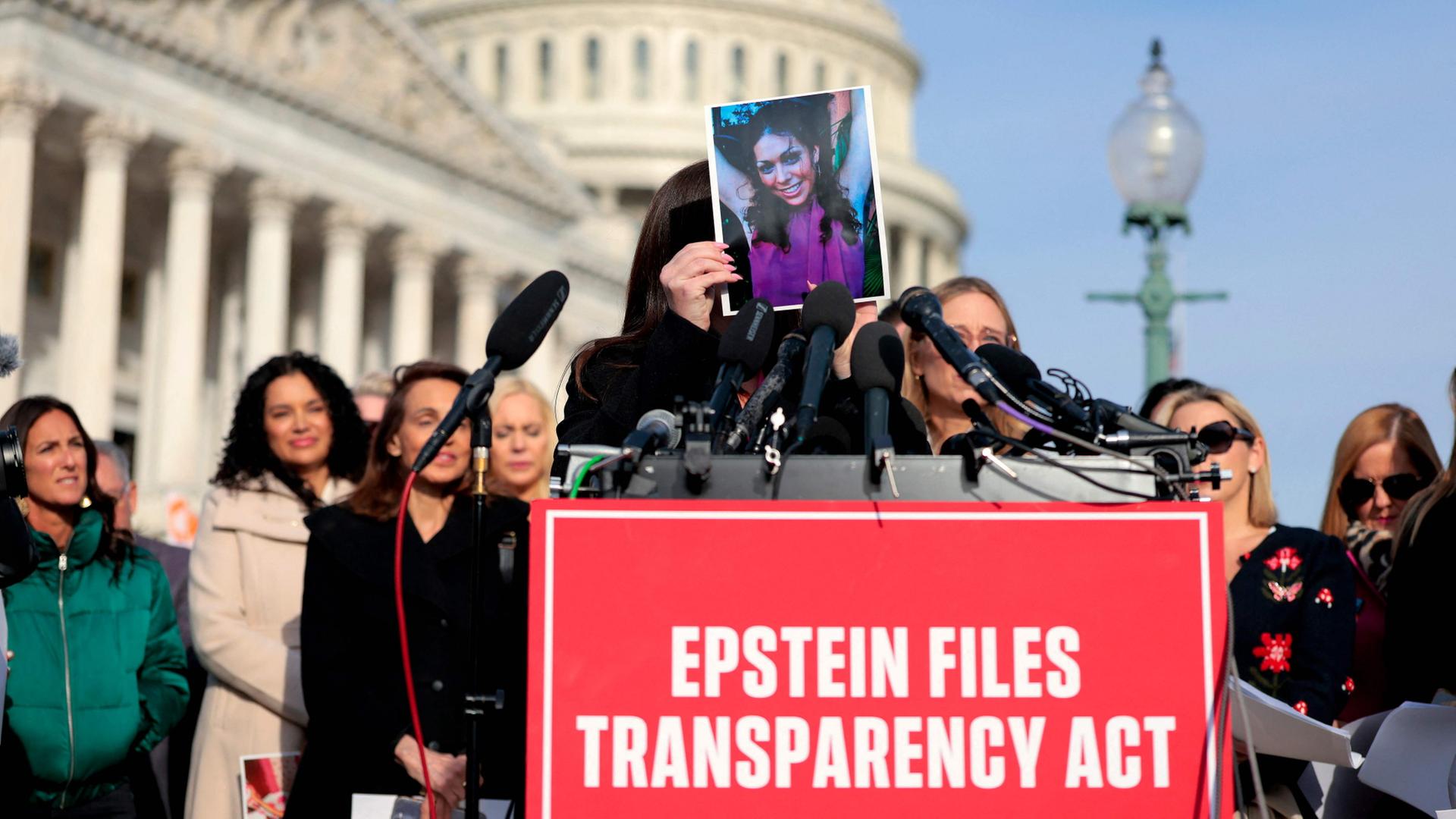 Vor dem Kapitol in Washington hält eine Frau, ein früheres Missbrauchsopfer Epsteins, ein Foto von sich vor ihr Gesicht. | Getty Images via AFP