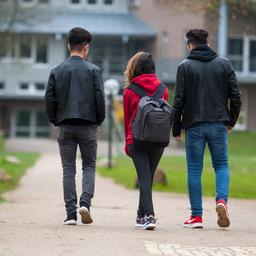 Syrische Flüchtling vor Gebäude