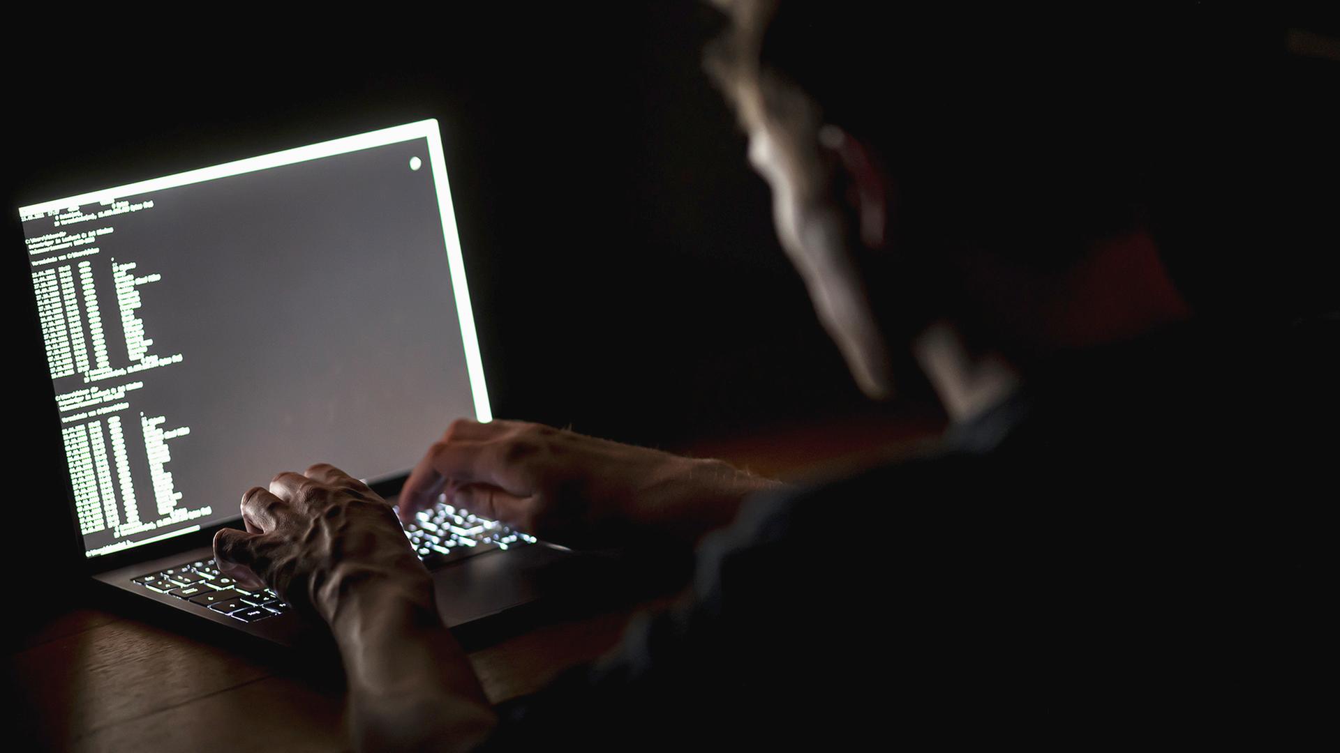 Ein Mann schreibt auf der Tastatur eines Laptops. | picture alliance/dpa