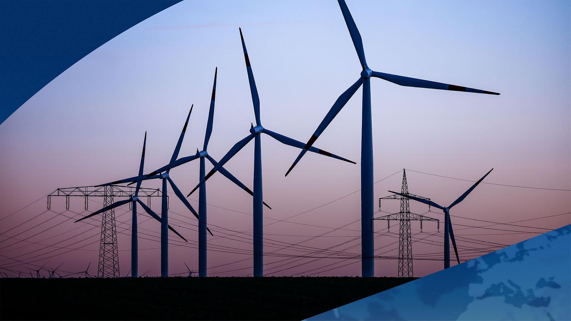 WindrÃ¤der vor einem Sonnenuntergang | dpa