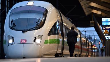 Ein ICE der Deutschen Bahn steht an einem Bahnsteig