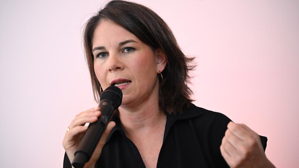 Bundesaußenministerin Annalena Baerbock gestikuliert während der Vorstellung der neuen China-Strategie