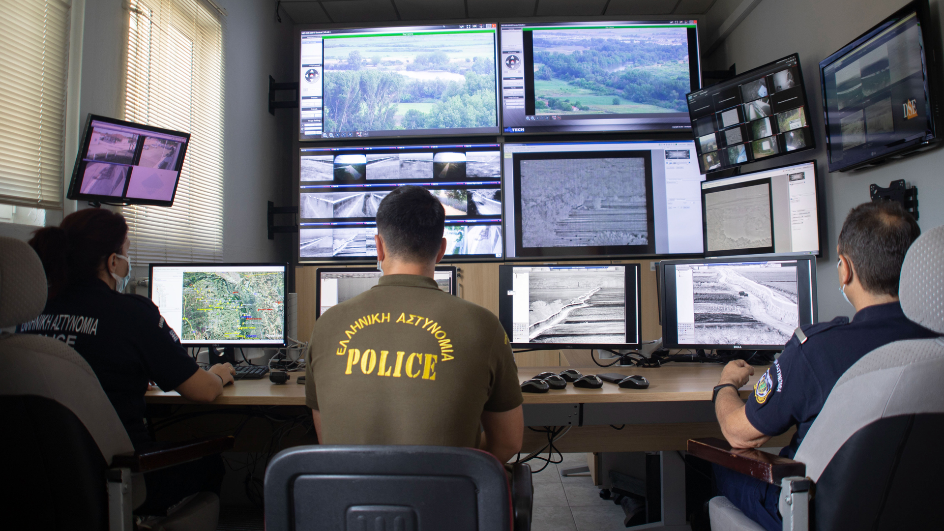 Frontex-Mitarbeiter der griechischen Polizei beobachten das Grenzgebiet zur Türkei