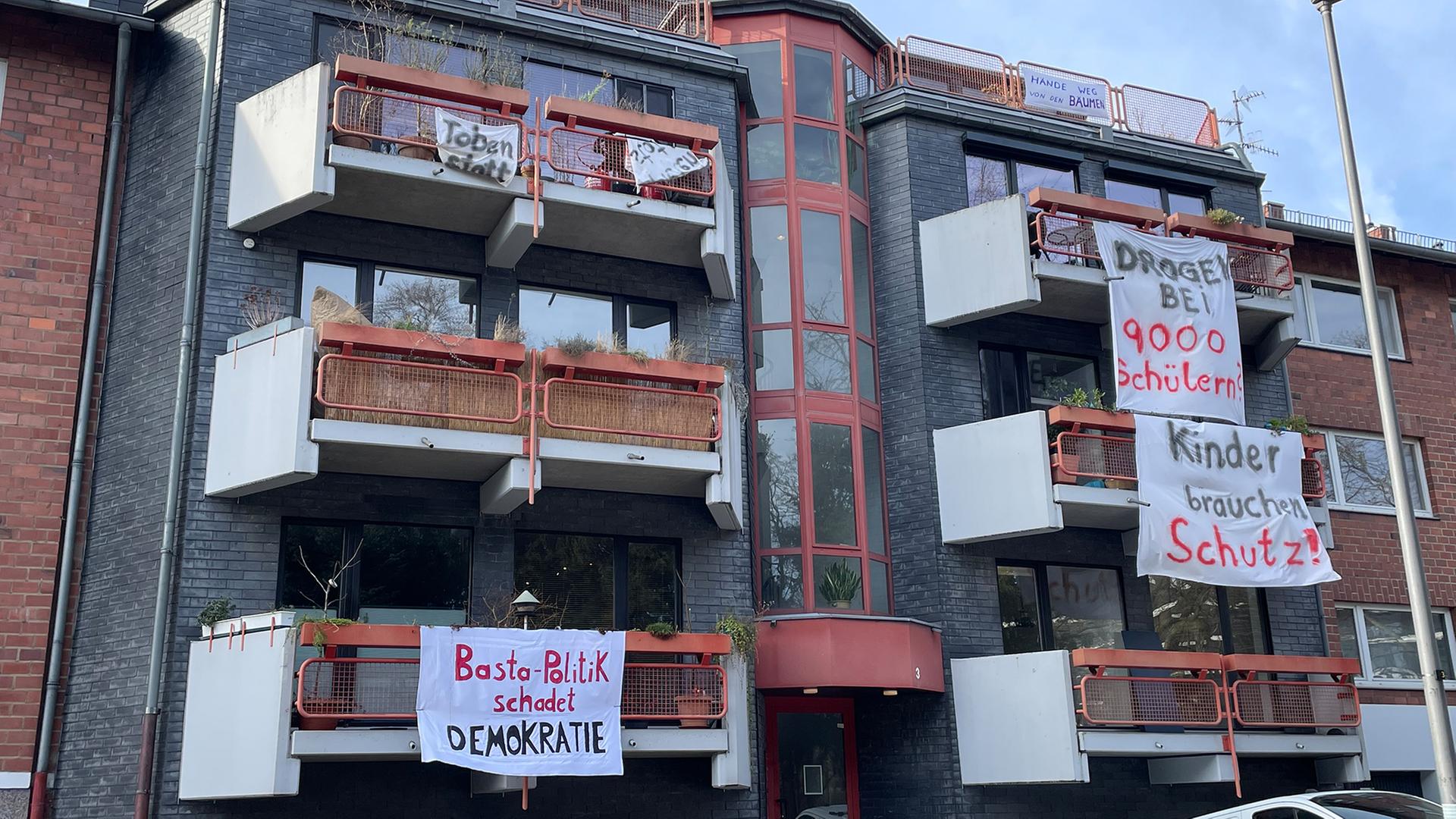 Transparente hängen an einem Wohnhaus im Pantaleonsviertel in Köln. | WDR / Carolyn Wißing