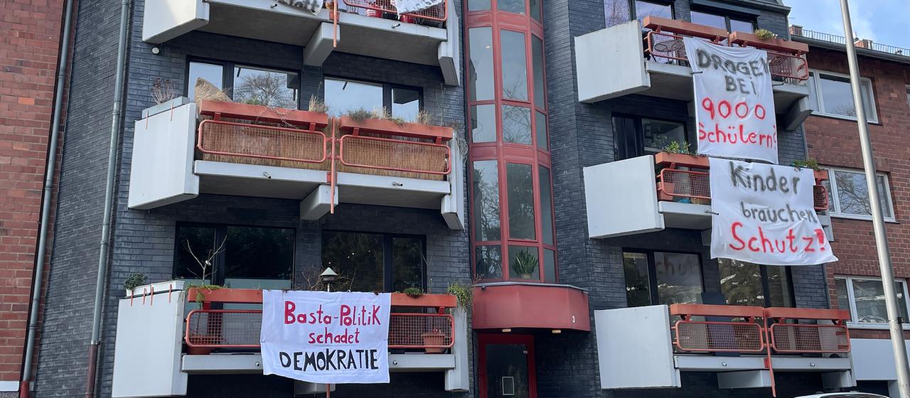 Transparente hängen an einem Wohnhaus im Pantaleonsviertel in Köln.