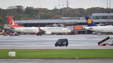 Ein Polizeifahrzeug steht auf dem Gelände des Hamburger Flughafens.