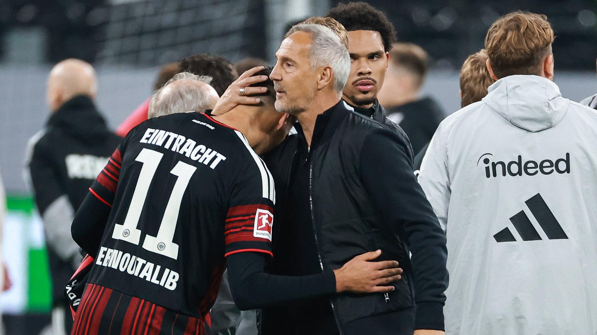 Eintracht-Trainer Adi Hütter beglückwünscht Siegtorschütze Younes Ebnoutalib. | IMAGO