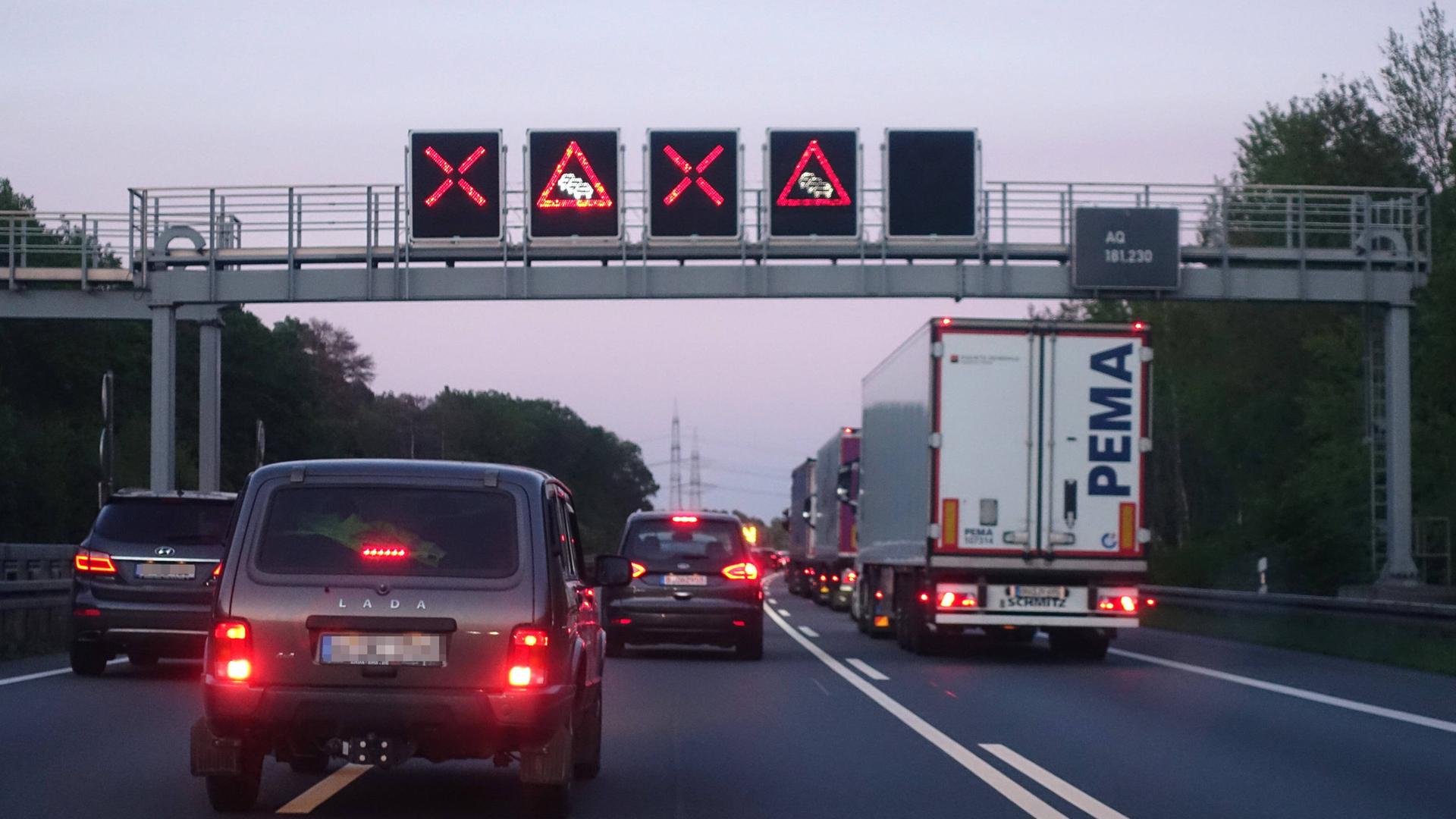 Unfall auf A67 bei Darmstadt: Lkw durchbricht Betonwand und versperrt Autobahn