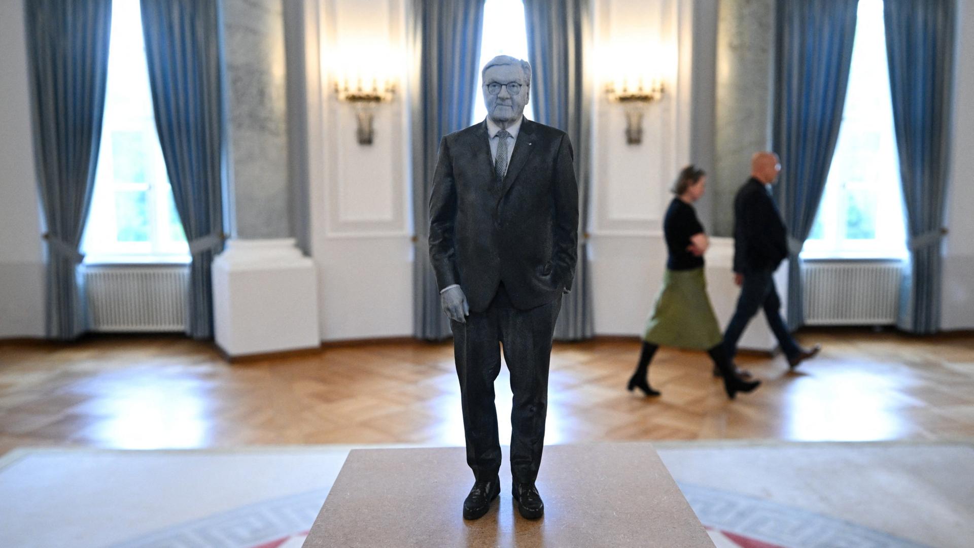 Besucher gehen durch einen Raum mit einem 3D-Scan des deutschen BundesprÃ¤sidenten Frank-Walter Steinmeier, geschaffen von der KÃ¼nstlerin Karin Sander. | REUTERS