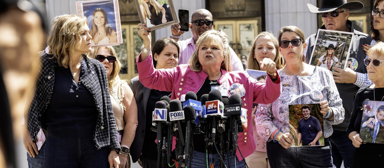 Vor dem Gerichtssaal in Los Angeles protestieren Menschen gegen die Konzerne Google und Meta.