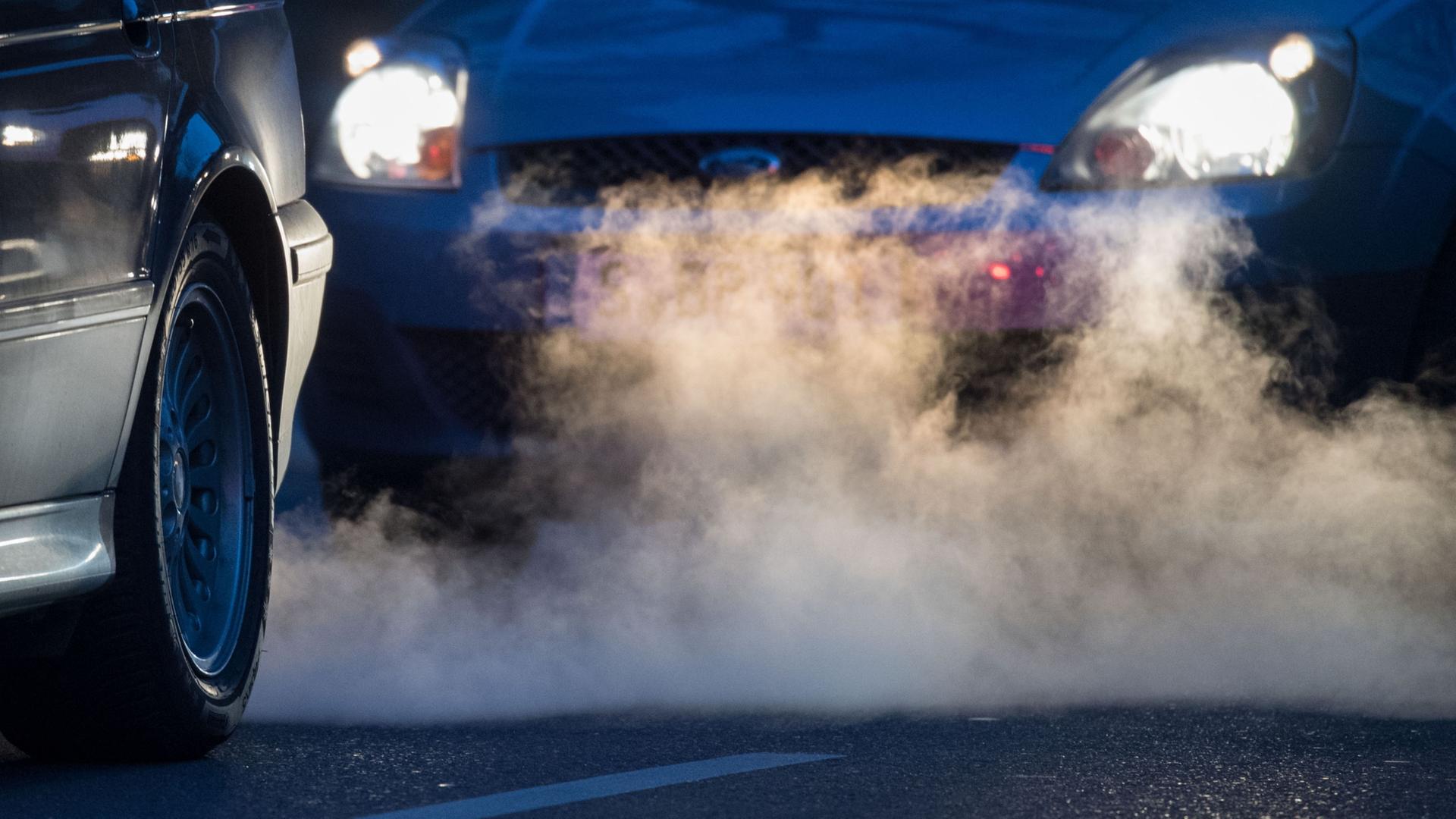 Abgase kommen aus dem Auspuff eines Autos. | dpa
