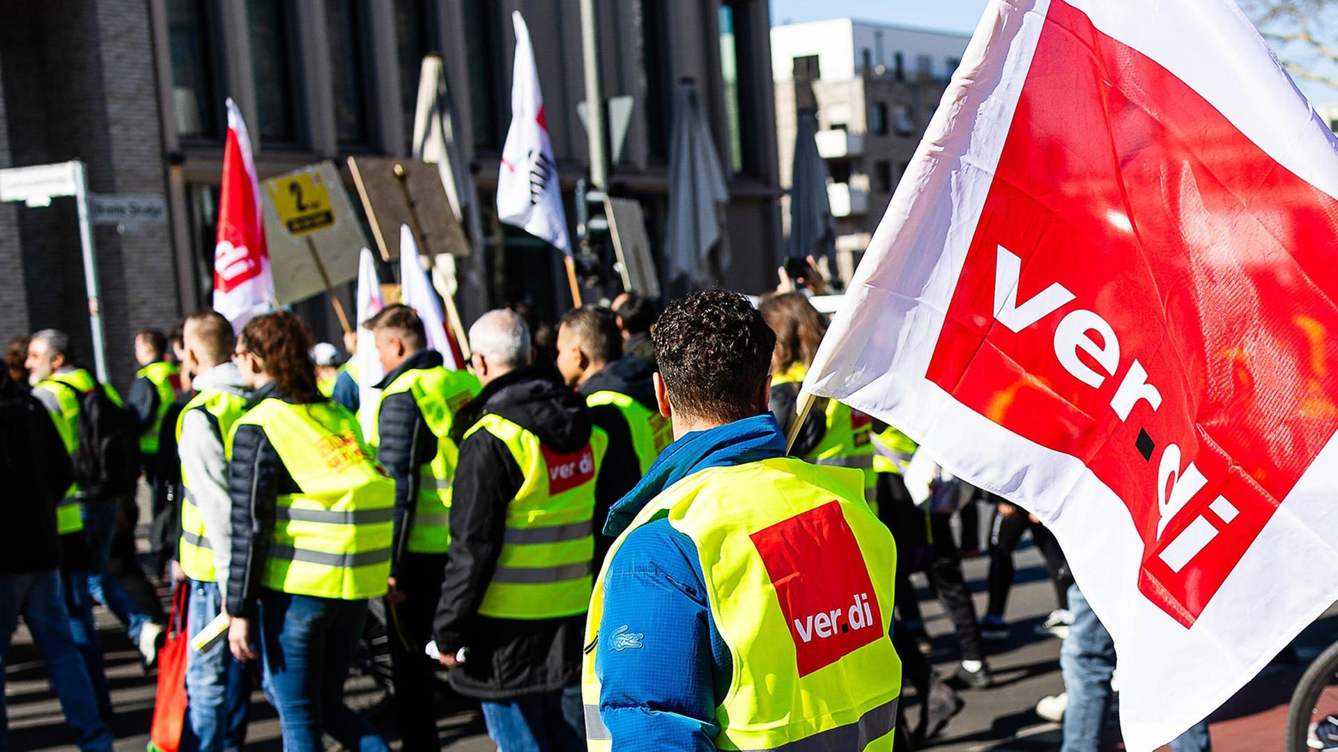 Archivbild: Demonstration der Beschäftigten der Berliner Charite in Berlin.  (Quelle: picture alliance/Rainer Keuenhof) | picture alliance/Rainer Keuenhof