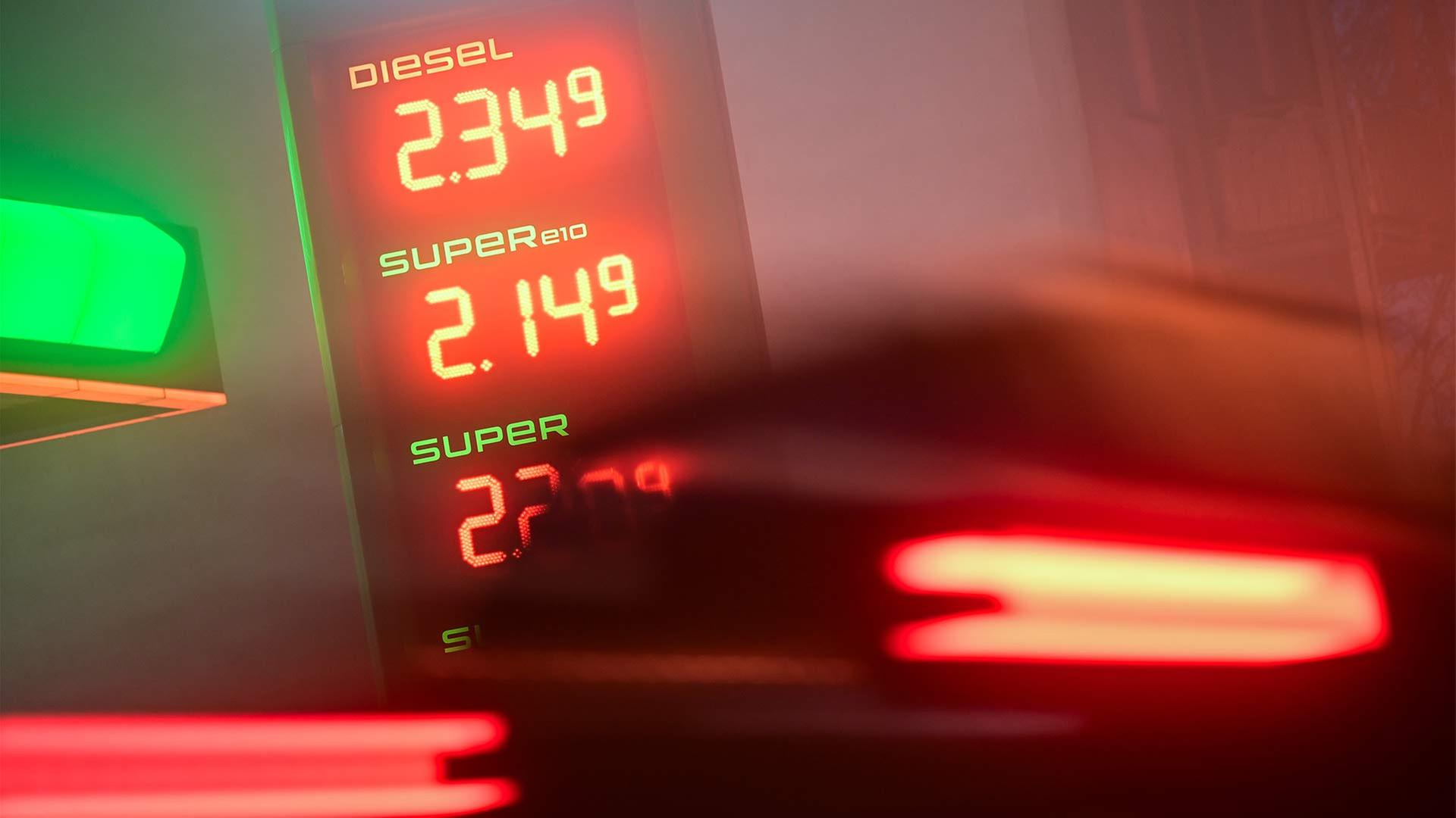 Die Preise für Diesel und Benzin sind an einer Tankstelle zu sehen.  | picture alliance/dpa