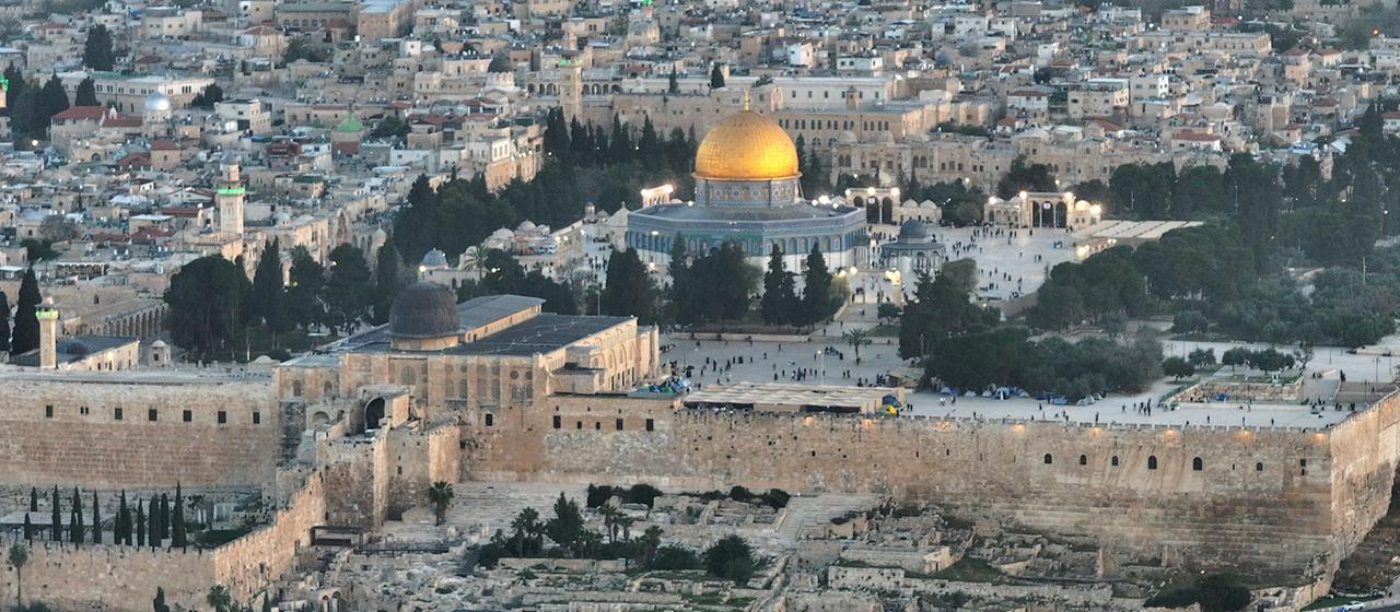 Eine Drohnenaufnahme zeigt den Templeberg mit dem Felsendom (hinten), der Al-Aksa-Moschee (vorne) und der Klagemauer (links).