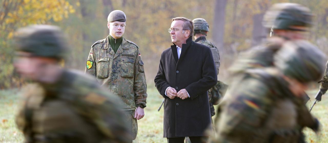 Verteidigungsminister Pistorius mit Soldaten auf einem Übungsplatz in Münster