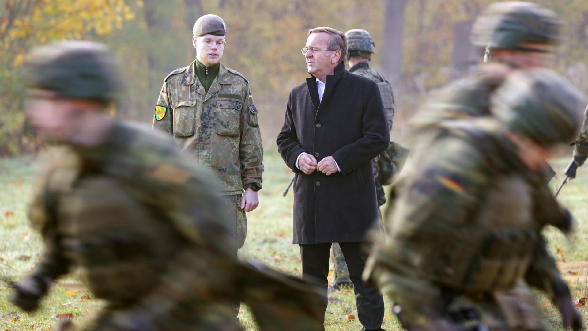 Verteidigungsminister Pistorius mit Soldaten auf einem Übungsplatz in Münster | EPA