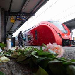 Blumen und Kerzen erinnern am Bahnhof in Landstuhl an den getöteten Zugbegleiter.