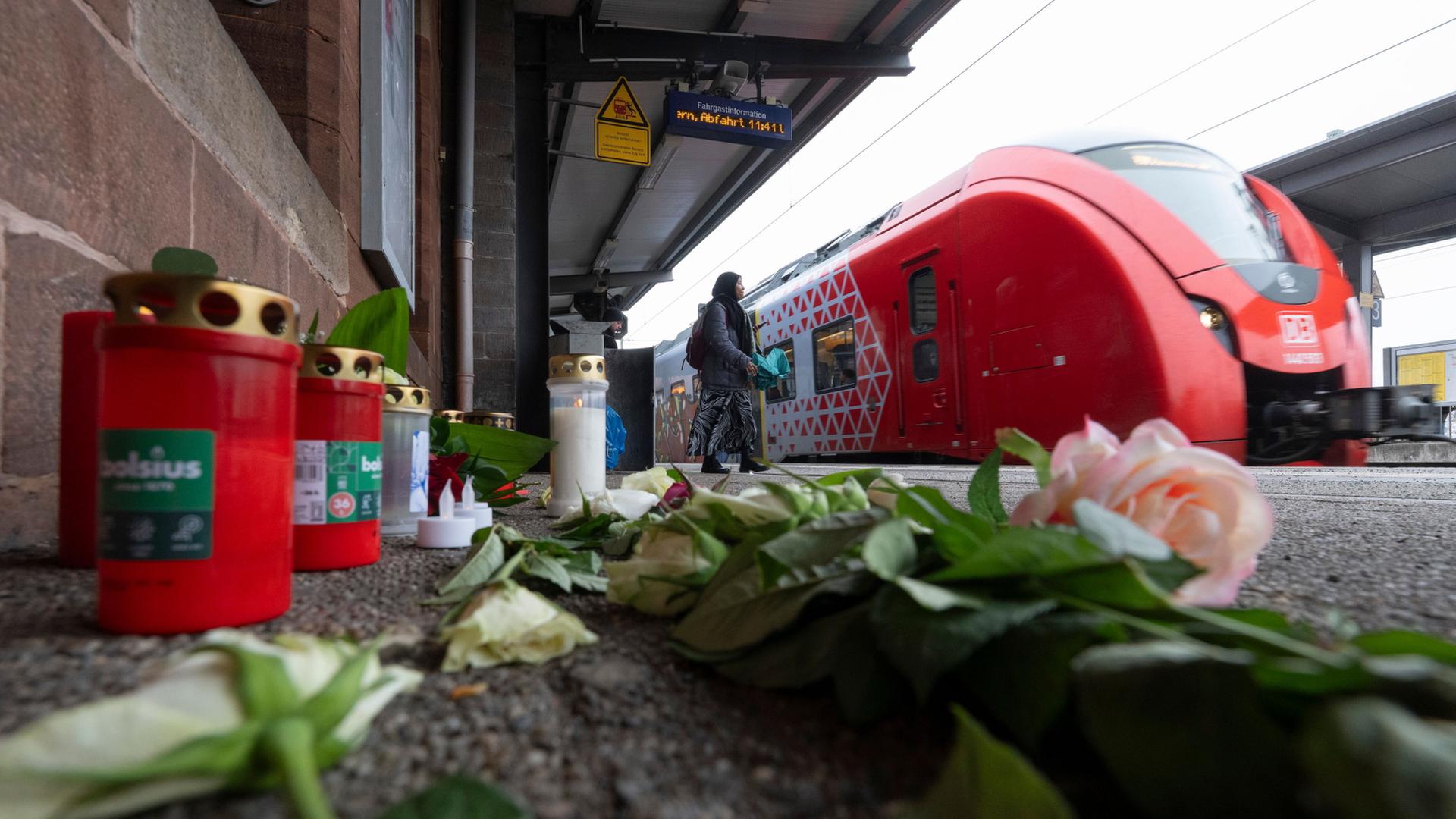 Blumen und Kerzen erinnern am Bahnhof in Landstuhl an den getÃ¶teten Zugbegleiter. | Boris Roessler/dpa