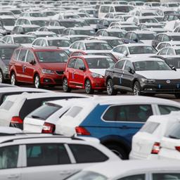 Neue Autos stehen auf einem Parkplatz. 