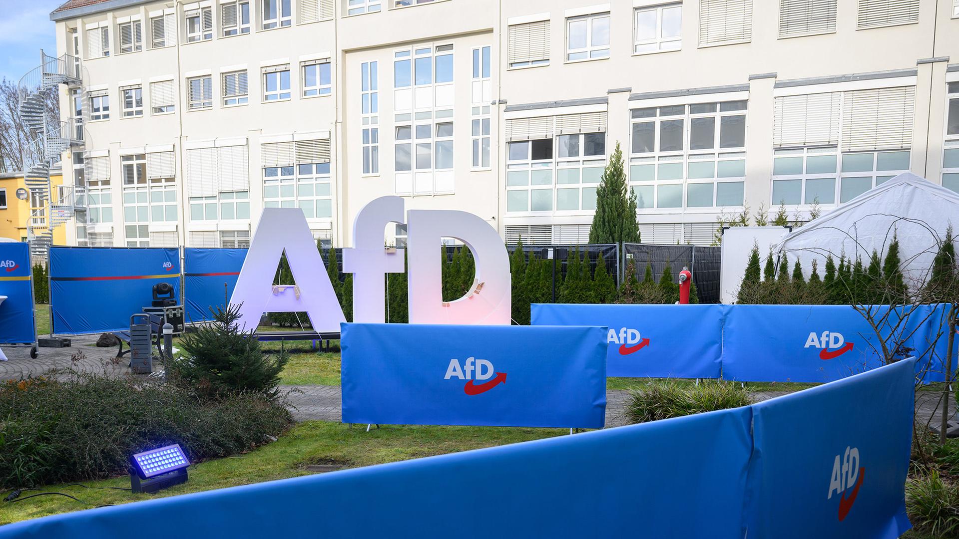 Archivbild: Logos stehen bei der Wahlparty der Alternative fr Deutschland in der Bundesgeschftsstelle der AfD. (Quelle: picture alliance/dpa/Julian Stratenschulte) | picture alliance/dpa/Julian Stratenschulte