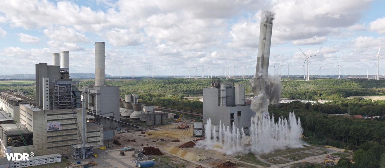 Ein Schornstein eines stillgelegten Braunkohlekraftwerkes in Frimmersdorf wird gesprengt.