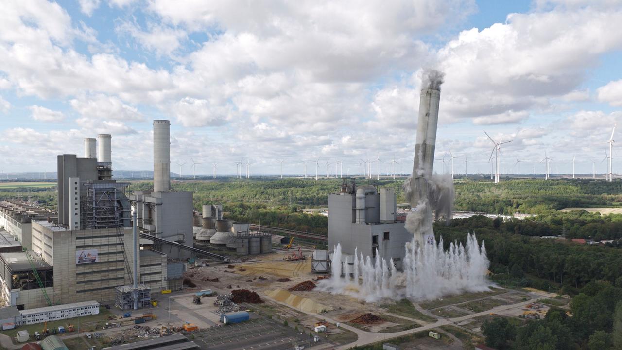 Former Frimmersdorf lignite-fired power plant: RWE demolishes huge chimney