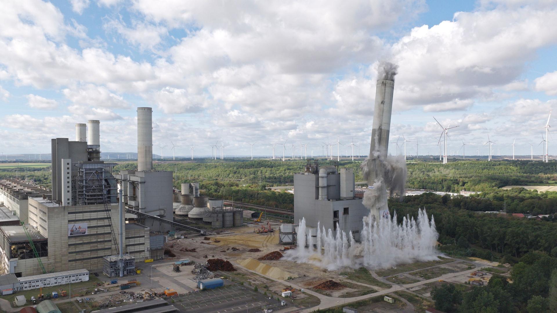 Ex-Kohlekraftwerk Frimmersdorf: RWE sprengt riesigen Schornstein