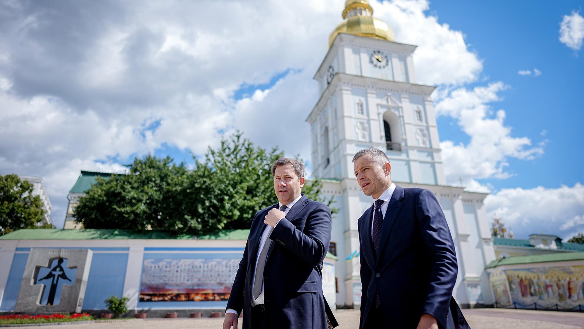 Lars Klingbeil geht zusammen mit  Serhij Marchenko über den Michaelsplatz. | dpa