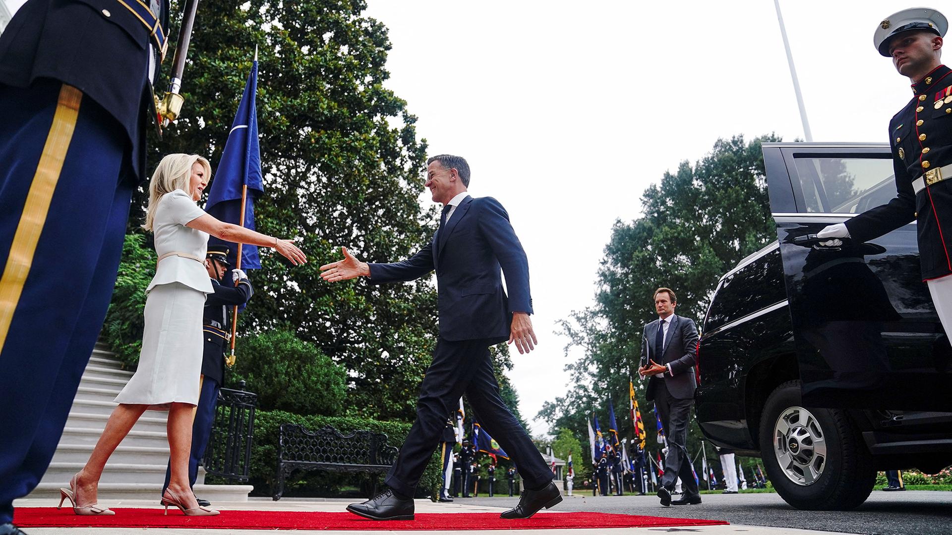 Monica Crowley begrüßt Mark Rutte am Weißen Haus in Washington. | REUTERS
