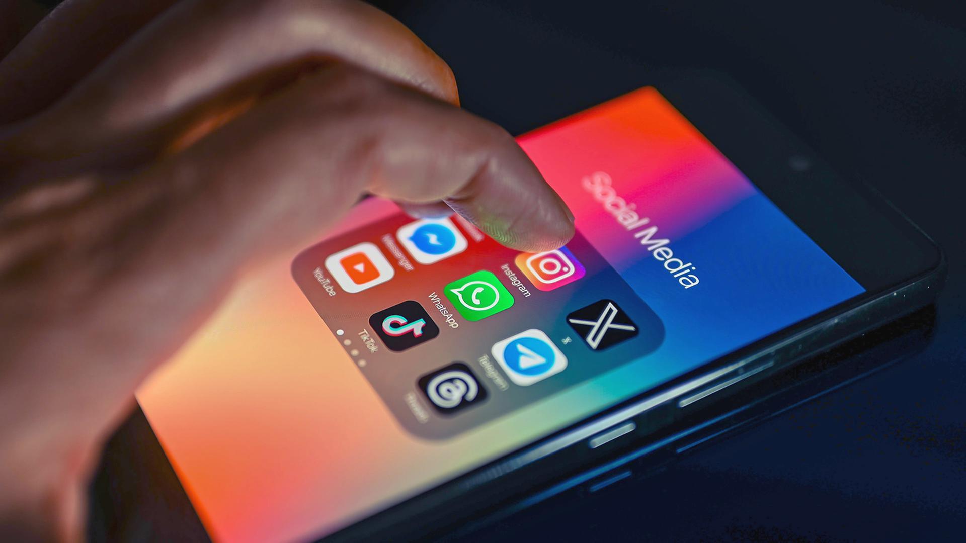 Smartphone mit verschiedenen Socialmedia icons | picture alliance / NurPhoto