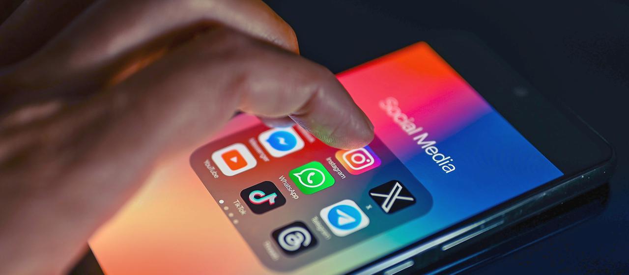 Smartphone mit verschiedenen Socialmedia icons