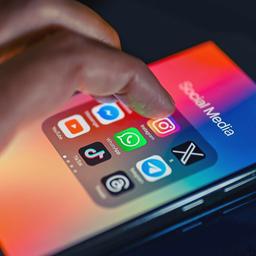 Smartphone mit verschiedenen Socialmedia icons