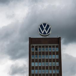 Dunkle Wolken ziehen über das Markenhochhaus auf dem Gelände vom VW Werk Wolfsburg hinweg.