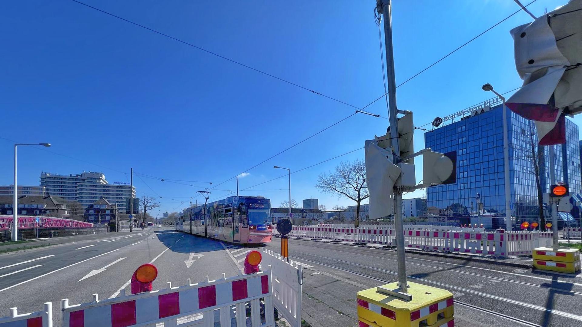 Eine Straßenbahn fährt über die gesperrte Rheinstraßenbrücke in Darmstadt | Uwe Gerritz (hessenschau.de)