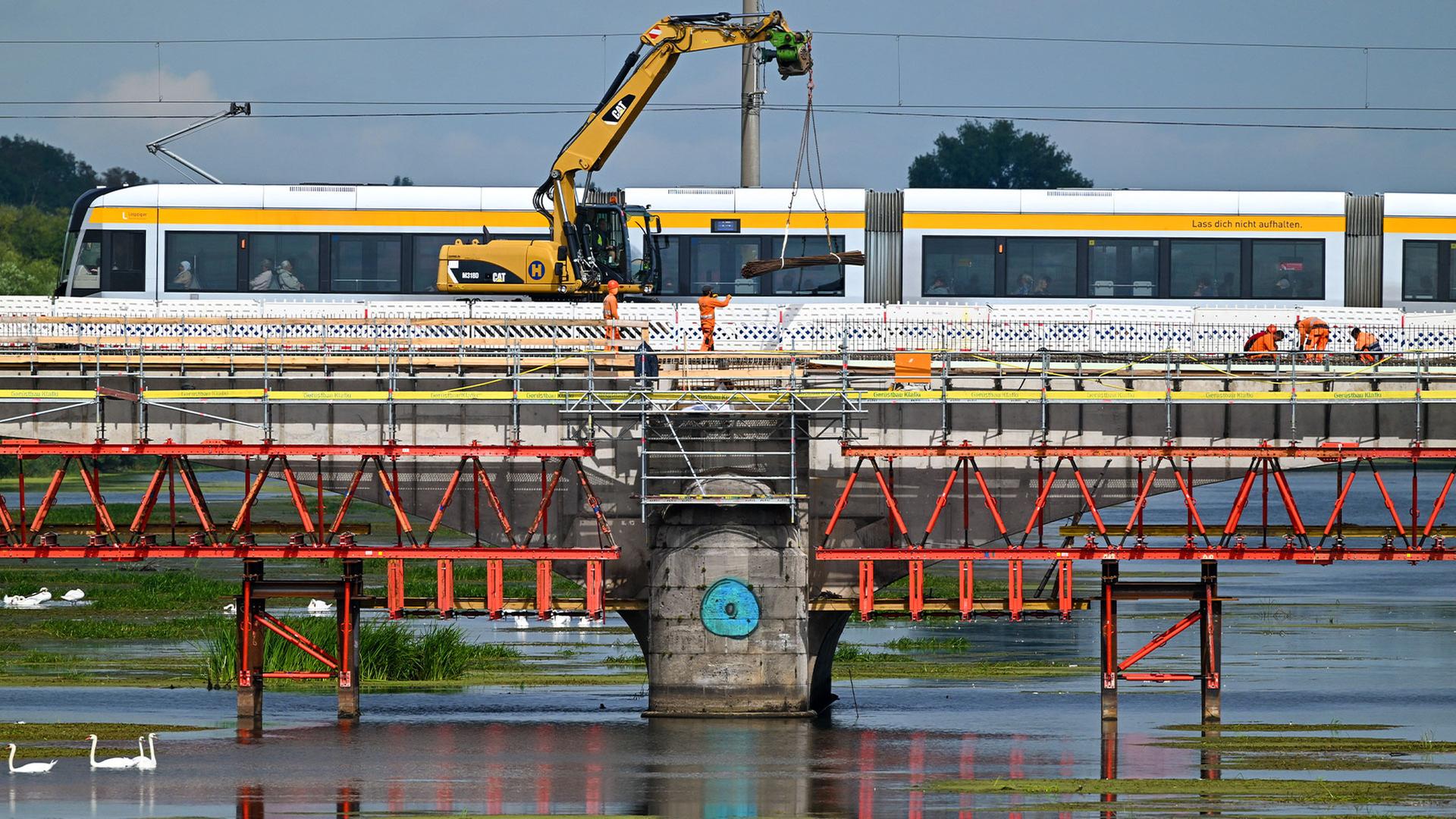 Bauarbeiten an der Zeppelinbrücke über dem Elsterbecken in Leipzig. | picture alliance/dpa