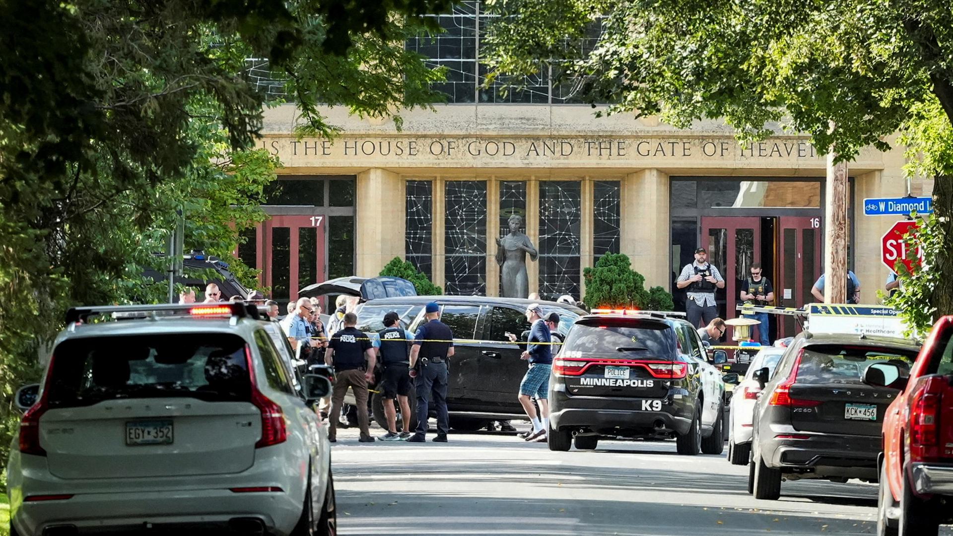 Polizeikräfte vor der Annunciation Catholic School im US-Bundesstaat Minnesota  | REUTERS