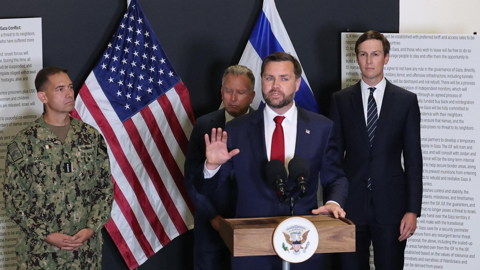 Vance während einer Pressekonferenz in Israel | EPA