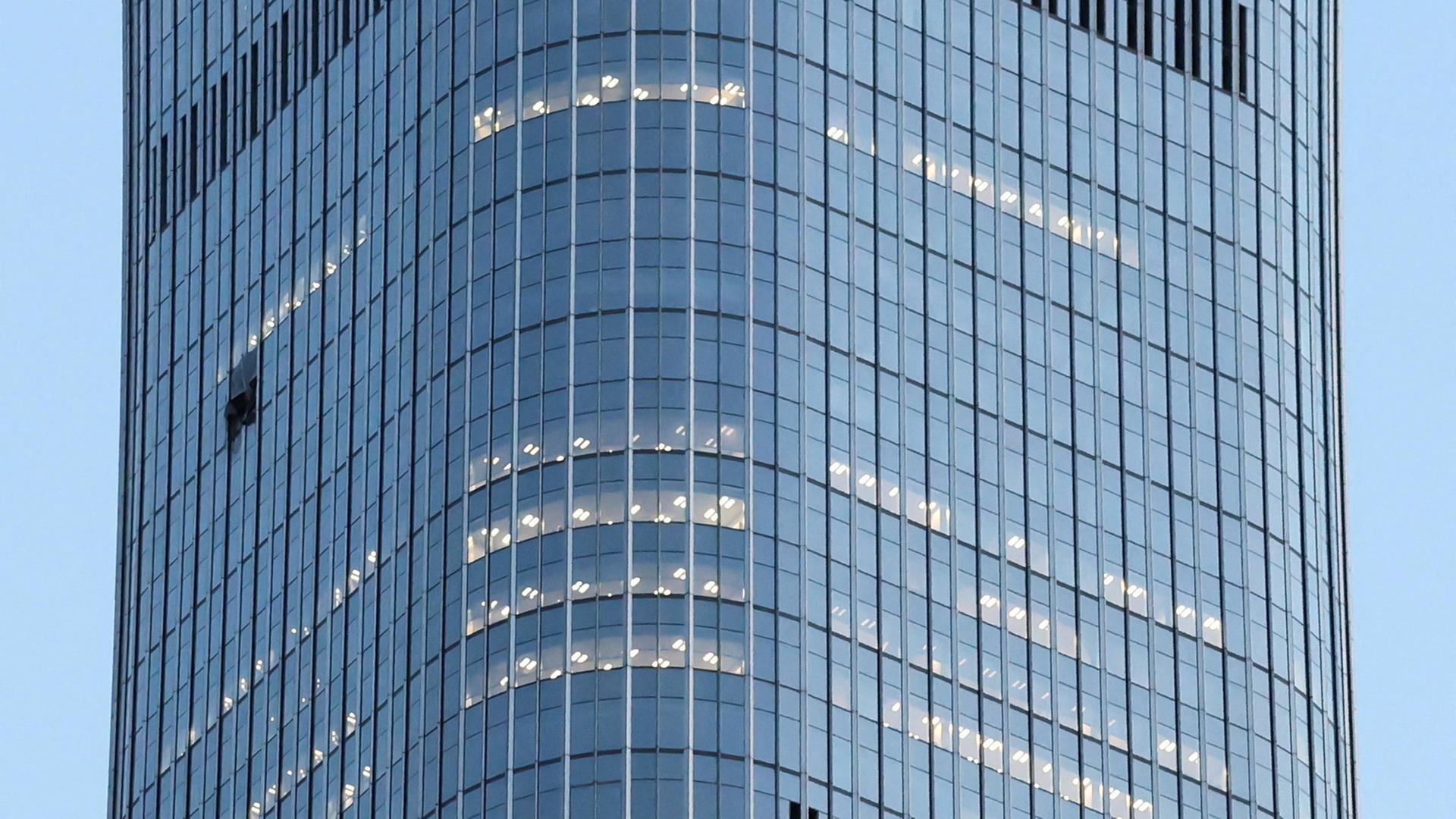 Ein Loch in der Fassade des Citic Towers in Peking | REUTERS