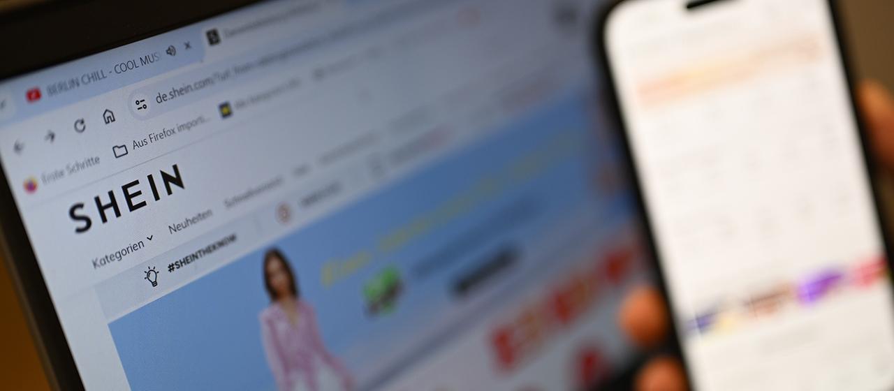  Die Website von Shein ist auf einem Laptop zu sehen.