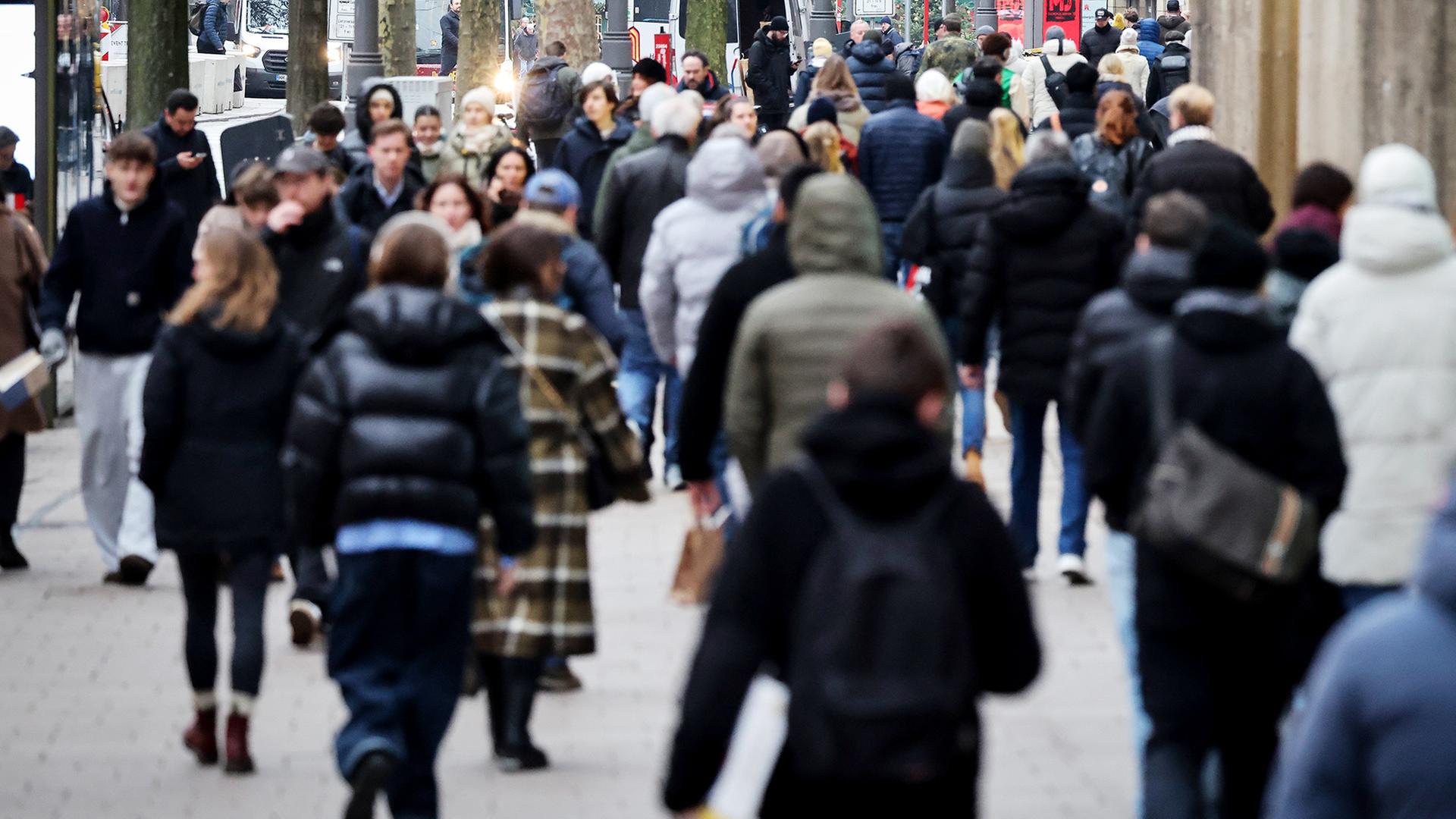 Passanten in der Innenstadt in Hamburg | dpa