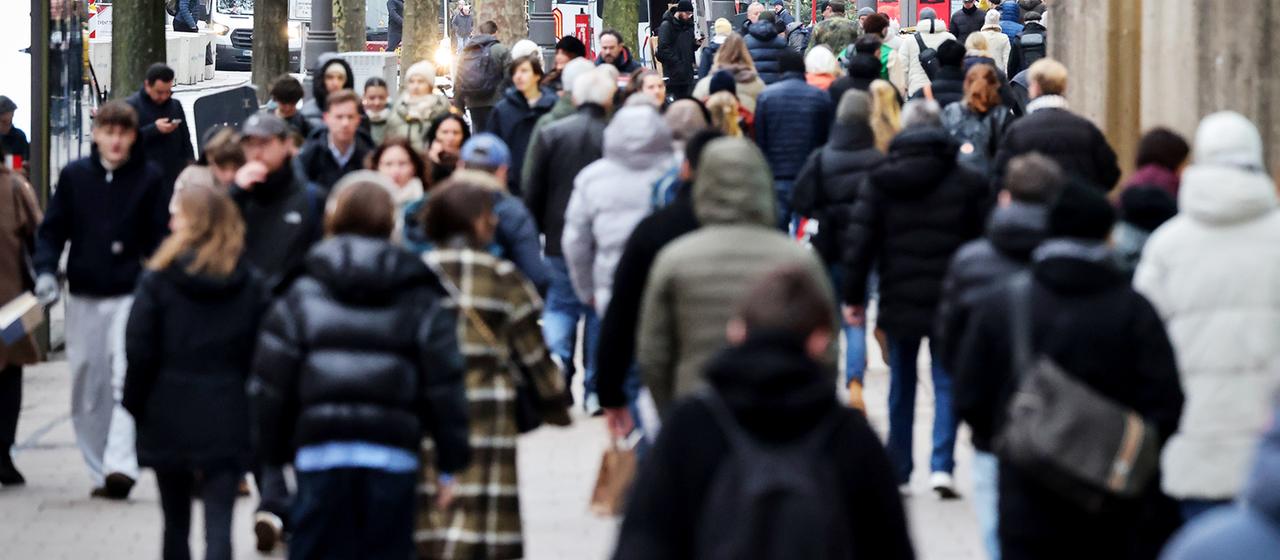 Passanten in der Innenstadt in Hamburg