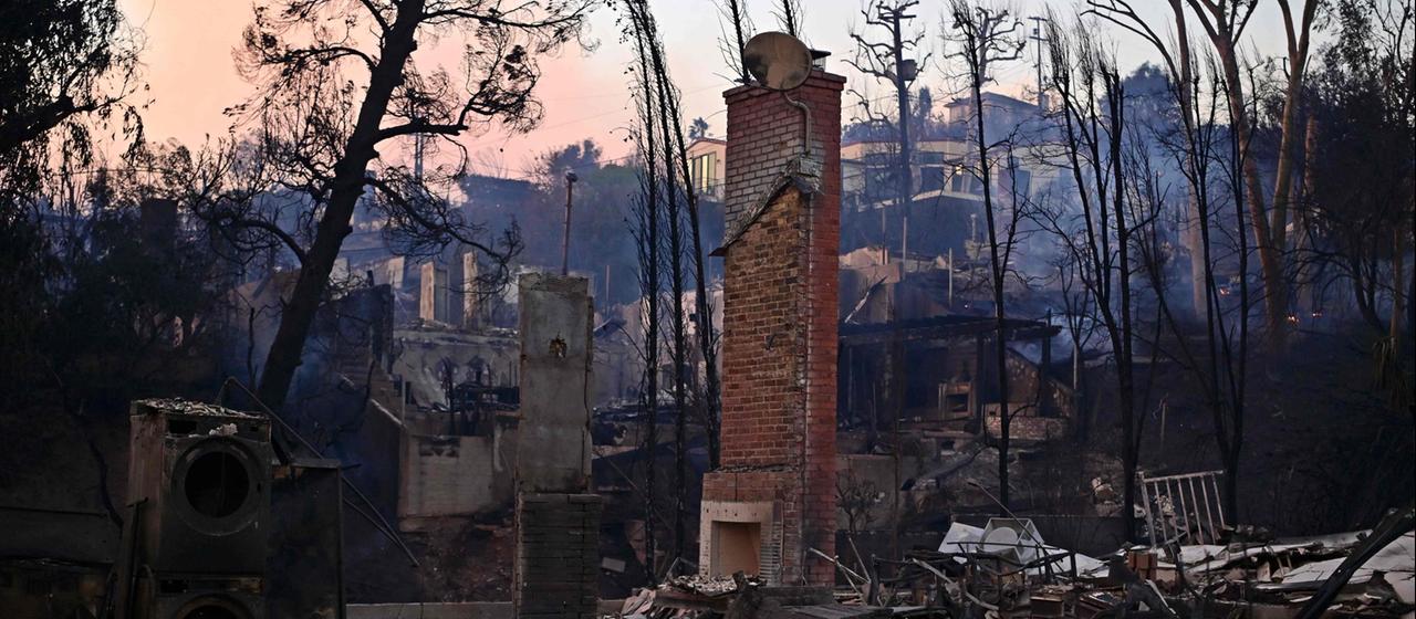 Ruinen nach dem Großfeuer in Pacific Palisades, Kalifornien USA