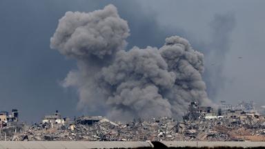 Rauchwolken steigen aus dem Gazastreifen auf.