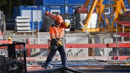 Bauarbeiter auf einer Grossbaustelle in Muenchen