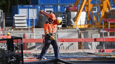Bauarbeiter auf einer Grossbaustelle in Muenchen