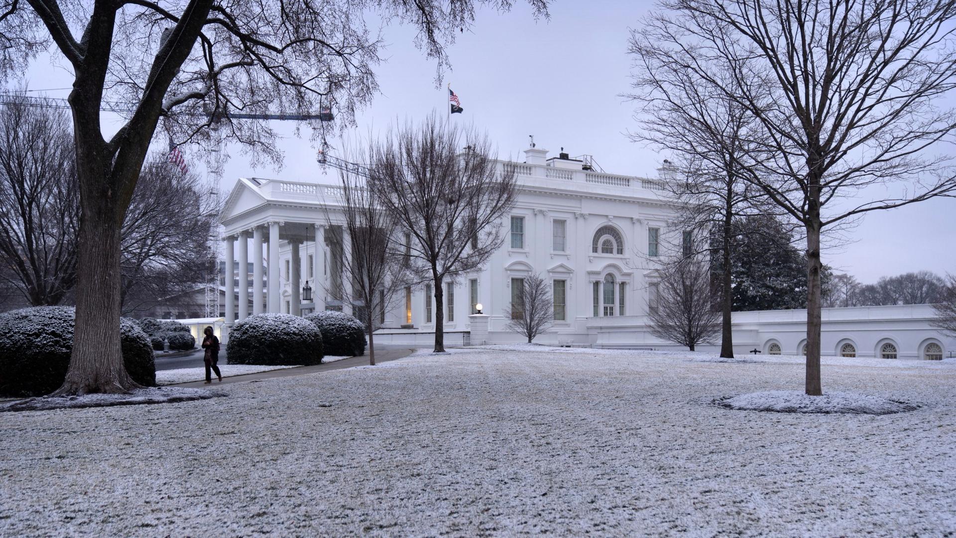 Schnee fällt vor dem Weißen Haus | AP